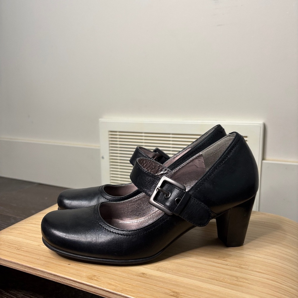 Ecco black leather 40s style mary jane heel
